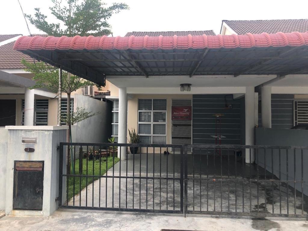 Miker Homestay Seri Iskandar Kültér fotó